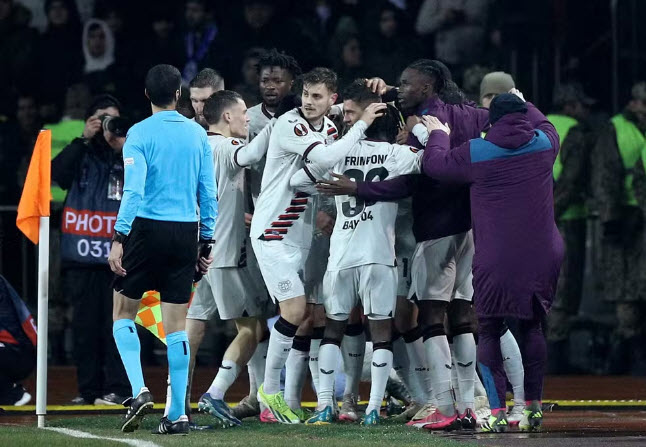 Bayer Leverkusen marca no fim e evita primeira derrota na temporada