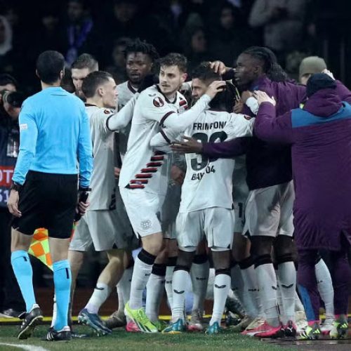 Bayer Leverkusen marca no fim e evita primeira derrota na temporada